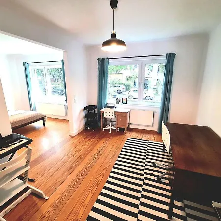 Renovated Townhouse With Garden