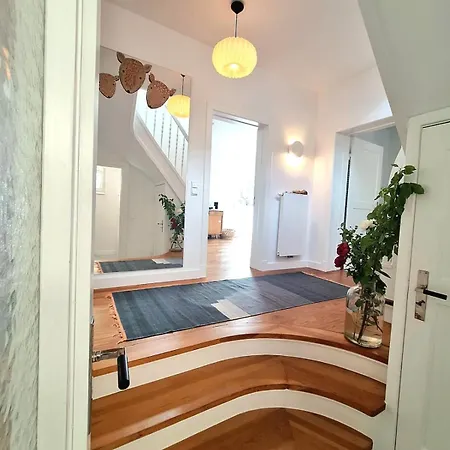 Renovated Townhouse With Garden *
