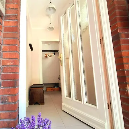 Renovated Townhouse With Garden
